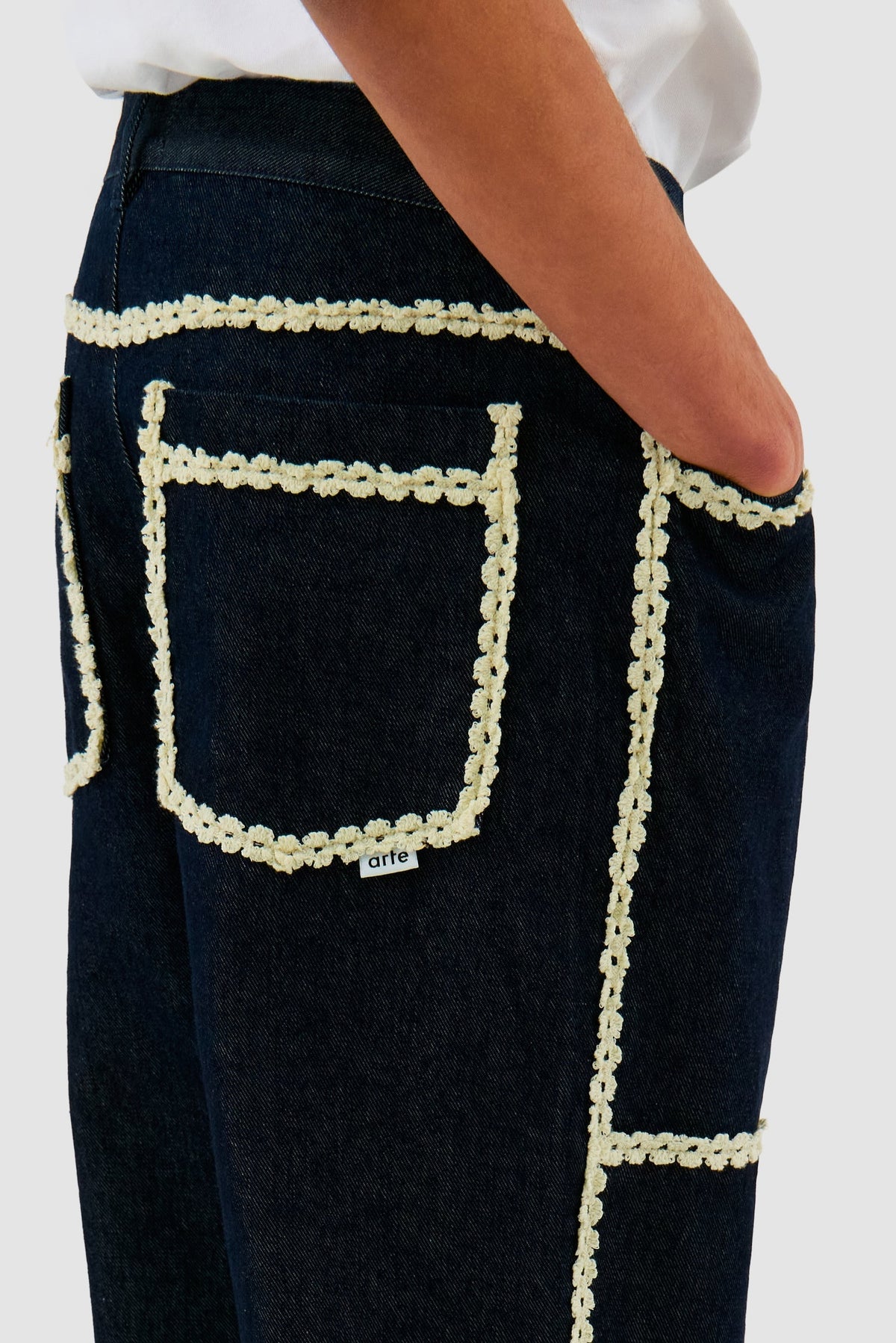 Pantalon en denim à bordures fleuries - Dark Wash