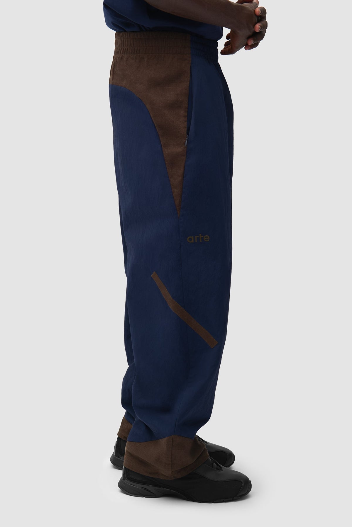 Pantalon de survêtement Arte pour adidas Z.N.E. - bleu marine/marron